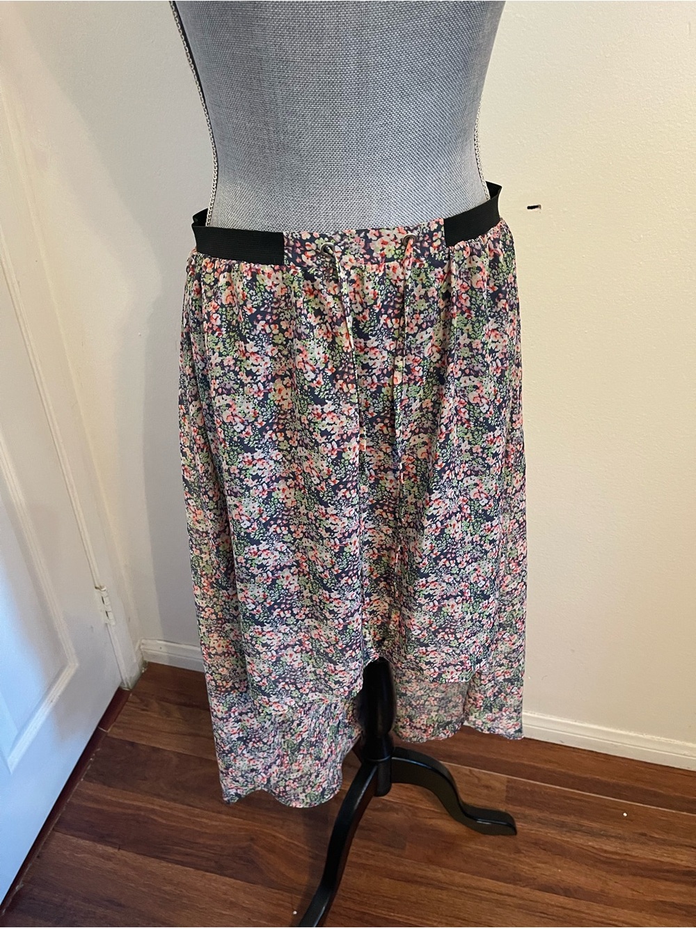 Vera Wang Floral Midi Skirt in Pink, Green & Black. Size Medium